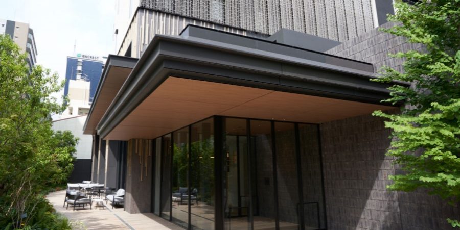  現代建築，配有木製甲板和玻璃牆，展現出時尚與自然的和諧結合。
